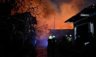 Поне 17 загинали при пожар в депо за гориво в Джакарта ВИДЕО