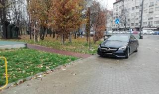 Столичанин възмути мрежата! Паркира "Мерцедес"-а си в градинката пред НДК