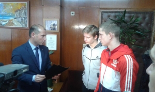 Вижте учениците, принудили крадец да зареже дамска чанта