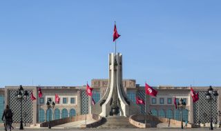 Парламентът в Тунис заседава за първи път от близо 2 години