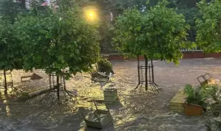 38 литра дъжд за 40 минути: След потопа в Плевен хората си търсят регистрационните номера на колите 