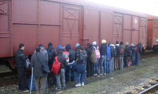 20 нелегални емигранти в товарен влак