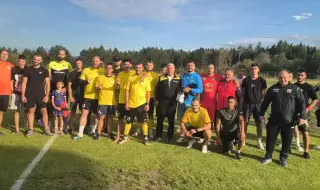 Футболен фарс: Без съдии на мач от А областна група – играчите напразно чакат началото (ВИДЕО)