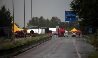 Самолет се разби на магистрала в Италия