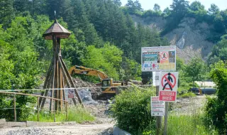 Евакуация в румънското село Плауру заради пожар на LPG танкер близо до границата