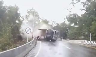 Камион се обърна и забърса моторист (ВИДЕО)