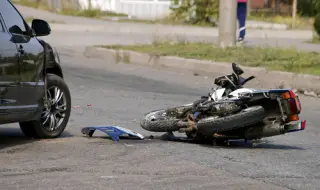Моторист се блъсна челно в бус и загина