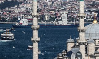 Руски кораб премина през Босфора с мълчаливото съгласие на Турция