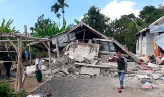 Загинали и разрушения след силен трус в Индонезия