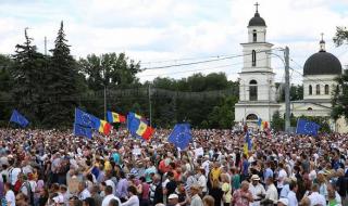 Хиляди по улиците: какво става в Молдова?