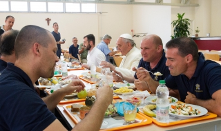 Изненада! Папата обядва в столовата с обикновени работници