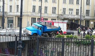 Камион провисна от &quot;Лъвов мост&quot; в София