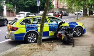 Лондонската полиция вече блъска крадци с мотори (ВИДЕО)