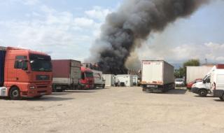 Голям пожар гори в склад за дрехи в Казичене