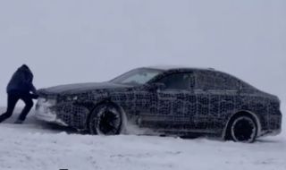 Тестово BMW 5 Series закъса в снега (ВИДЕО)