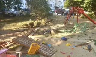 Мъжът, врязал се в детска площадка, първо опитал да запали жена