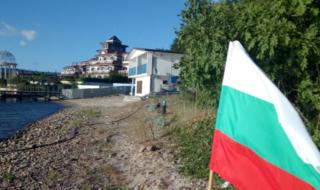 Носят поругания край "Доган сарай" български флаг на протеста в София