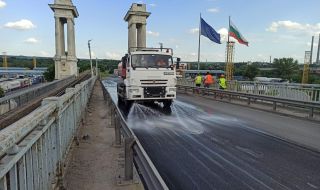 Метална част от Дунав мост се откъсна и обърна ТИР