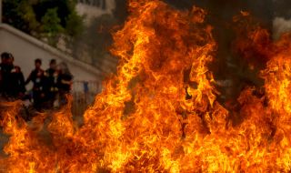 Пожар под руините на срутилата се сграда в Марсилия