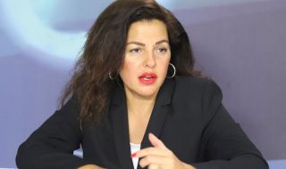 Цветанка Андреева пред ФАКТИ: Служебният кабинет в момента играе чисто политическа роля