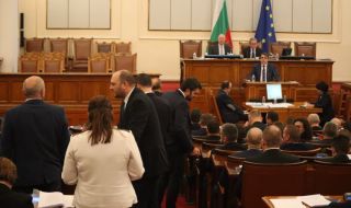 Близо 17 часа депутатите обсъждаха в пленарната зала промените в Изборния кодекс