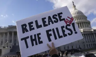 Демократите публикуваха нови снимки от архива на Джефри Епстийн