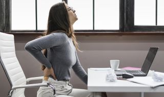 Работата в офис: как да се справим с болките в гърба?