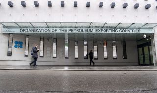 Тежки преговори! ОПЕК+ ще запази нивата на петролен добив на предстоящата си среща