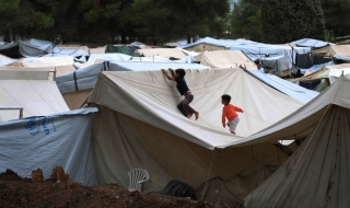 ЕС дава дебитни карти на бежанци в Турция