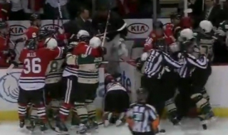 Грандиозно меле на хокеен мач в САЩ (Видео)