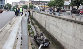 Истинско чудо! Пиян мъж оцеля след като падна от мост с колата си