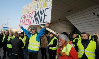 Мащабни протести във Франция заради цените на горивата