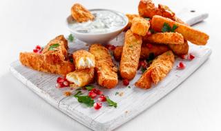 Рецепта за вечеря: Кашкавалени пръчици на фурна с млечен сос