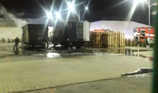 Два товарни камиона изгоряха във Варна