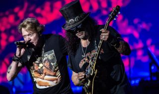 Заловиха българин с оръжие на концерта на Guns N' Roses