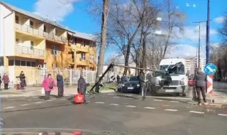 Светофар падна върху микробус в Пазарджик