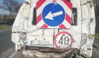 Бетоновоз се вряза в строителни автомобили на пътя Бургас-Сарафово