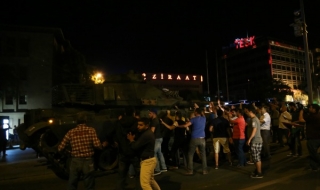 Граждани блокират танкове в Турция с голи ръце (ВИДЕО)