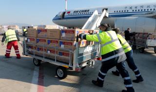 Китайска помощ от 18 тона медицински материали (СНИМКИ)
