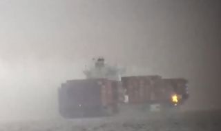 Пожар на кораб с химикали край бреговете на Канада