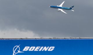 Нови проблеми за "Боинг"! Самолетостроителят забавя доставките на нови лайнери поради дефект 