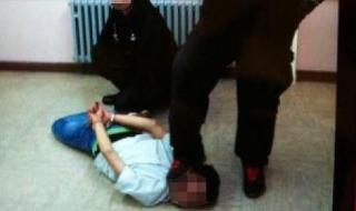 Скандал: Охранители тормозят бежанци в "германския Гуантанамо"
