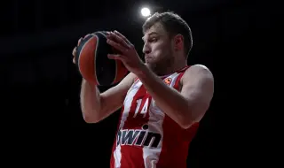 Александър Везенков отново блесна с впечатляващо представяне и изстреля Олимпиакос на върха в Евролигата