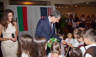 Дарение за българските деца в Калифорния за 24 май