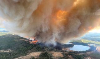 Евакуираха над 29 000 души в канадската провинция Алберта заради пожари ВИДЕО