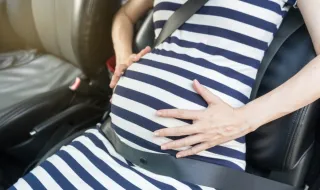 Жена роди в колата на паркинг, а родителите кръстиха бебето „полковник“