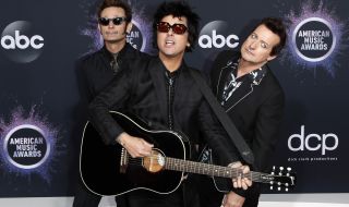 Фронтменът на Green Day се отрече от САЩ (ВИДЕО)