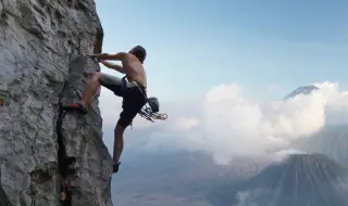Трагедия в Китай: Млад катерач загина при опит за селфи на връх Нама