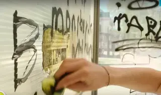 Доброволци реновират автобусни спирки за един ден