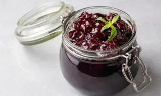 Рецепта на деня: Сладко от вишни с цели плодчета